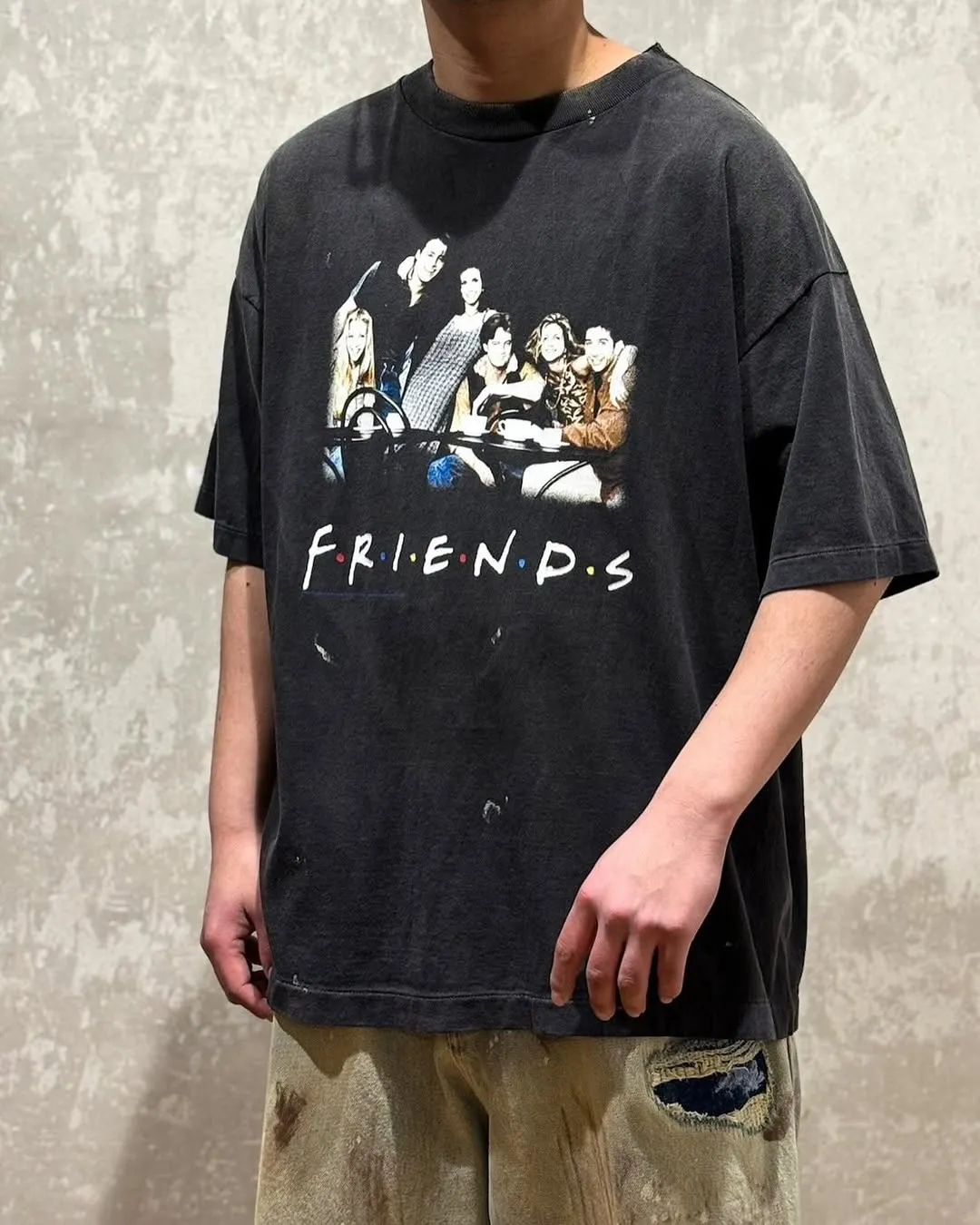SAINT Mxxxxxx × FRIENDS FRD_SS TEE/FRIENDS/BLK Friends co-branded TEE. Black stills TEE. Washed black S-XL. The ceiling of American dramas. A must-have for sentiment. Asut ready-to-wear wash water and distressed treatment. Domestic top printing factory. God restored. Correct accessories. Friends co-branded wash.